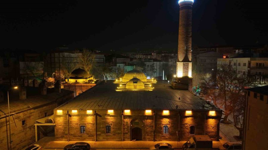 Kayseri Büyükşehir; Ramazan’da Camii Kebir’i Işıklandırdı