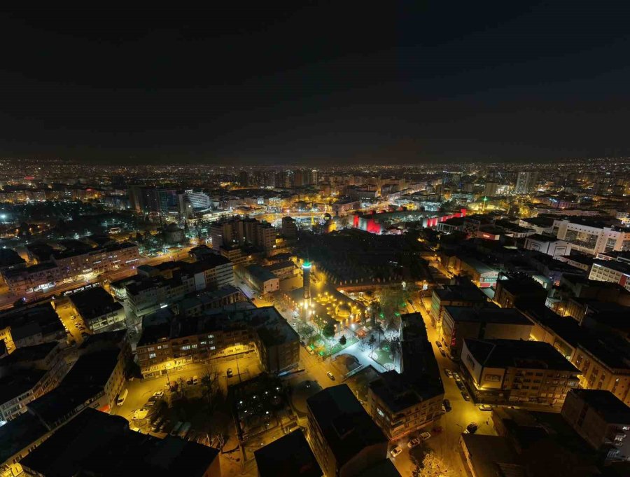 Kayseri Büyükşehir; Ramazan’da Camii Kebir’i Işıklandırdı