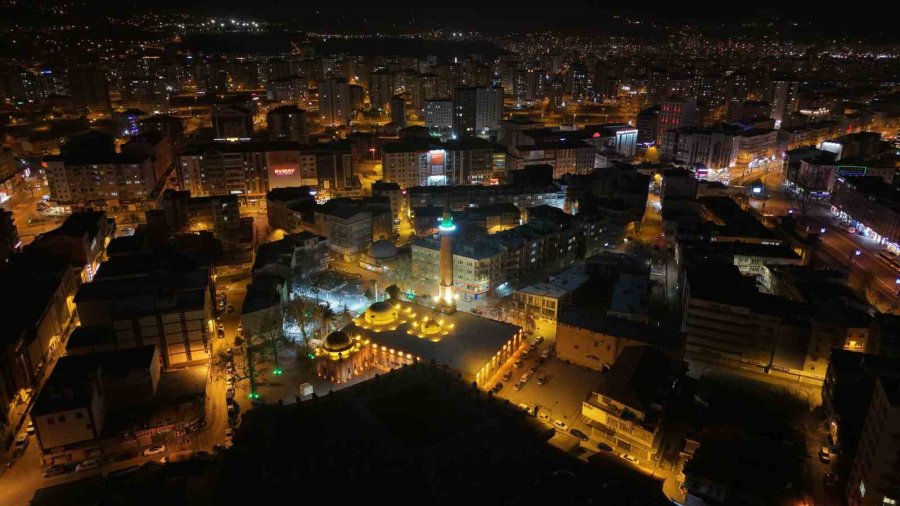 Kayseri Büyükşehir; Ramazan’da Camii Kebir’i Işıklandırdı