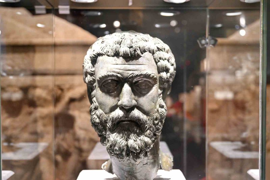 Septimius Severus’un Heykel Başı Ve Pişmiş Toprak Levhalar Anavatanında