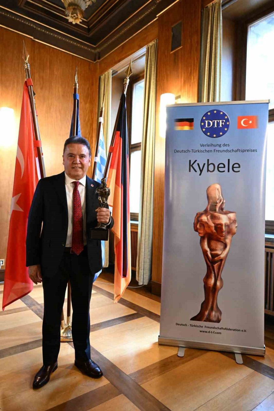 Başkan Muhittin Böcek "kybele" Ödülünü Aldı