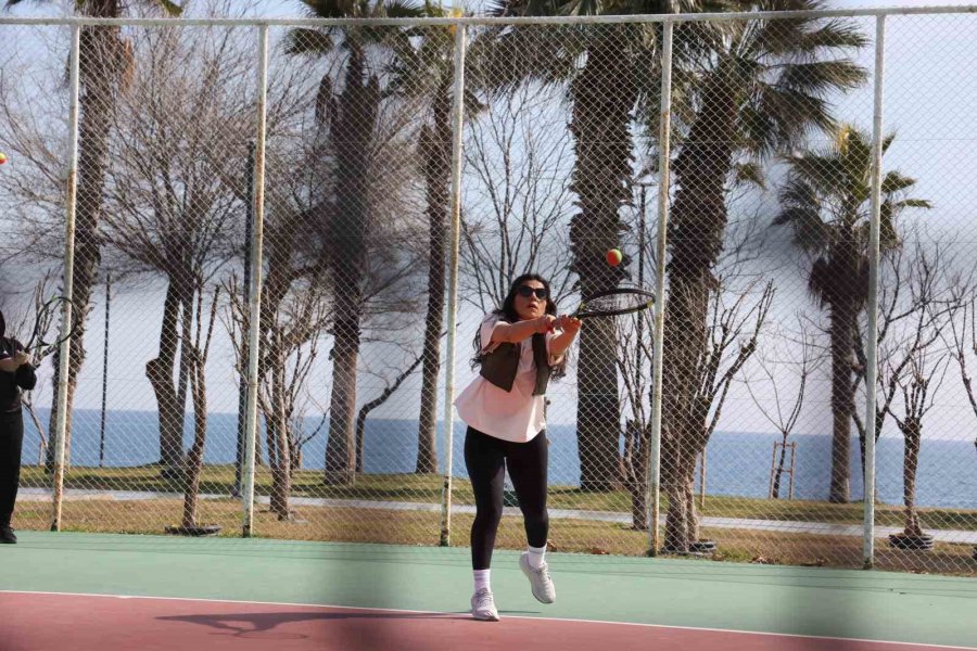 Büyükşehir Belediyesi’nden Ücretsiz Tenis Eğitimi