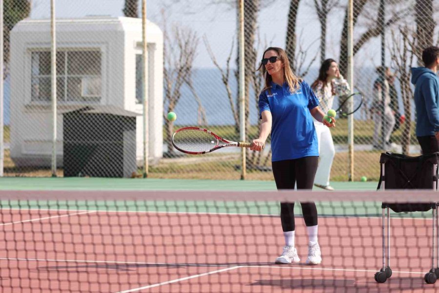 Büyükşehir Belediyesi’nden Ücretsiz Tenis Eğitimi