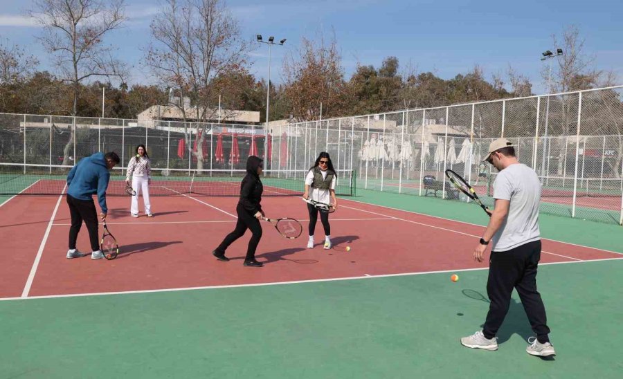 Büyükşehir Belediyesi’nden Ücretsiz Tenis Eğitimi