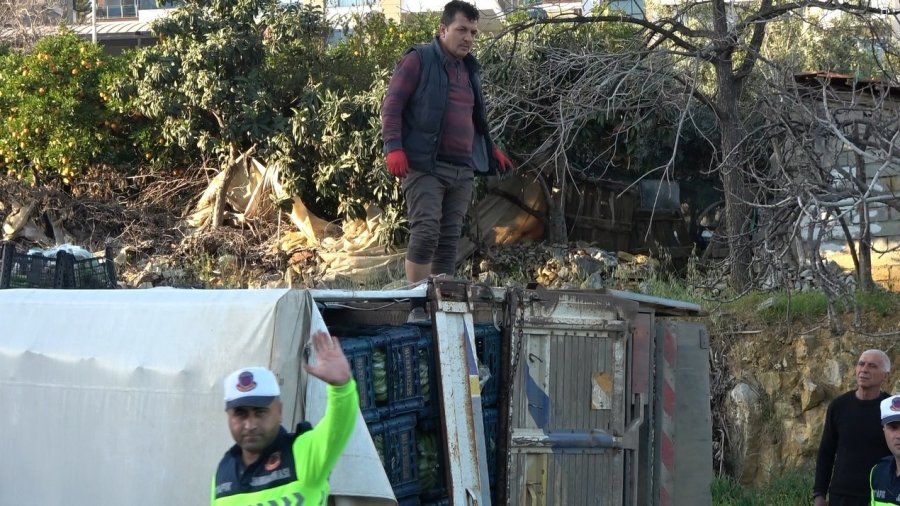 Alanya’da Muz Yüklü Kamyonet Devrildi :1 Yaralı