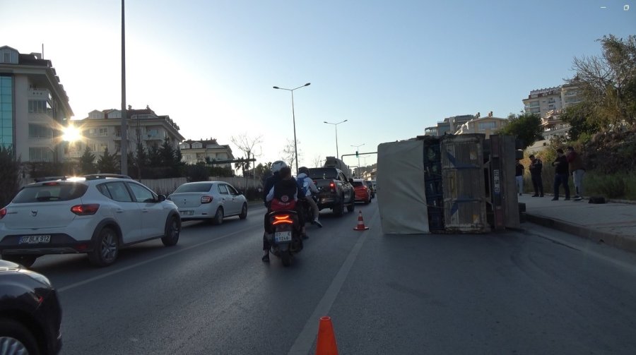 Alanya’da Muz Yüklü Kamyonet Devrildi :1 Yaralı