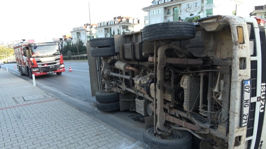 Alanya’da Muz Yüklü Kamyonet Devrildi :1 Yaralı