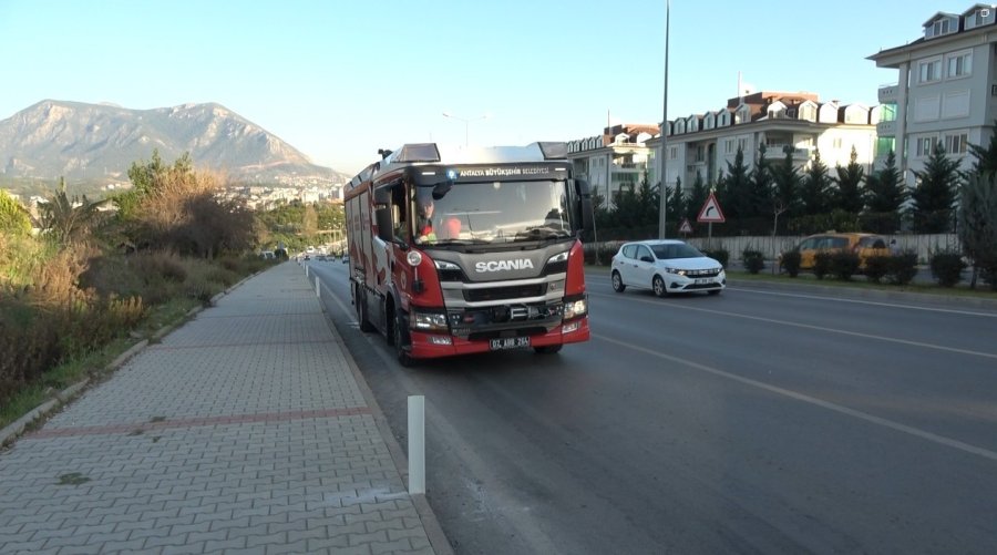 Alanya’da Muz Yüklü Kamyonet Devrildi :1 Yaralı