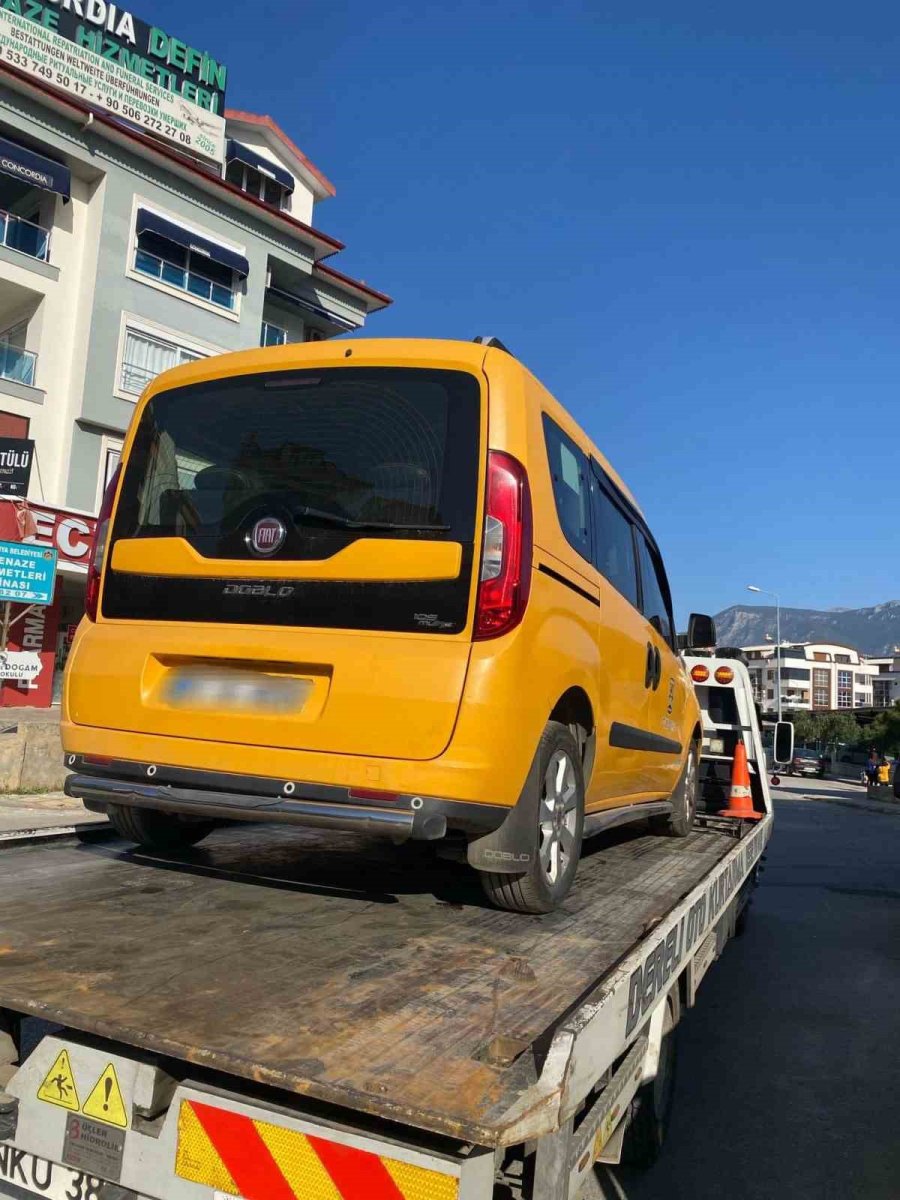 Alanya’da Trafik İhlali Yapan Taksi Sürücüsüne 13 Bin Tl Ceza