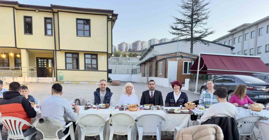 Aile Ve Sosyal Hizmetler İl Müdürlüğü’nden Çocuklara Özel İftar Programı