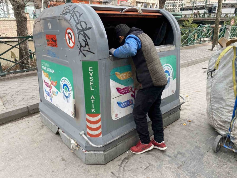 Yaşıtları Okula Giderken O Boyundan Büyük El Arabası İle Atık Topluyor