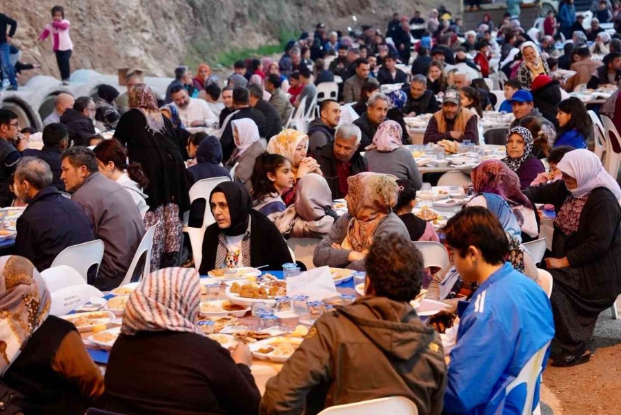 İmece Usulü Odun Ateşinde Kazanlar Kaynadı İftar Yapıldı