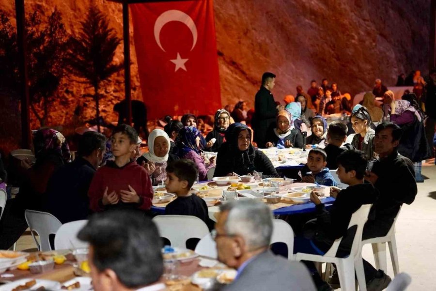 İmece Usulü Odun Ateşinde Kazanlar Kaynadı İftar Yapıldı