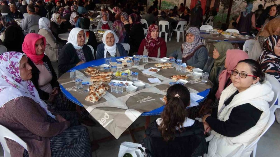 İmece Usulü Odun Ateşinde Kazanlar Kaynadı İftar Yapıldı