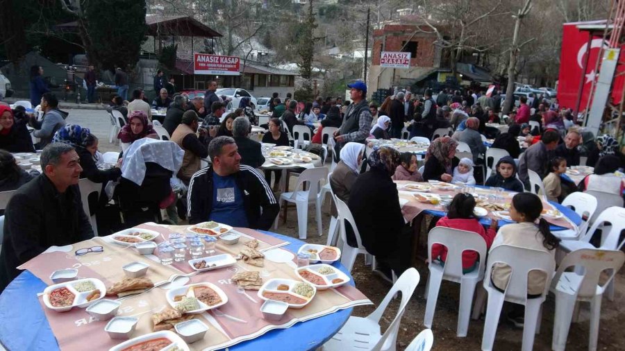 İmece Usulü Odun Ateşinde Kazanlar Kaynadı İftar Yapıldı