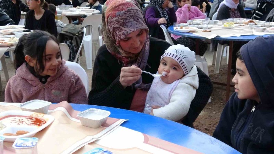 İmece Usulü Odun Ateşinde Kazanlar Kaynadı İftar Yapıldı