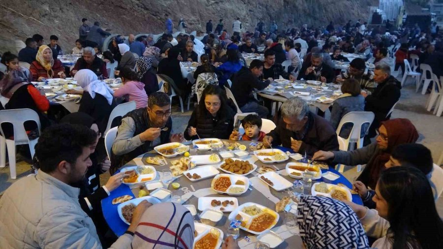 İmece Usulü Odun Ateşinde Kazanlar Kaynadı İftar Yapıldı