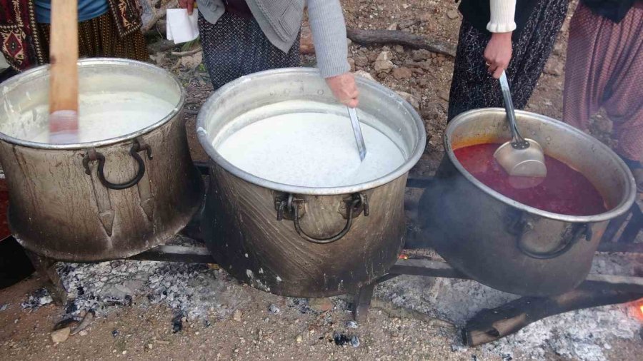 İmece Usulü Odun Ateşinde Kazanlar Kaynadı İftar Yapıldı