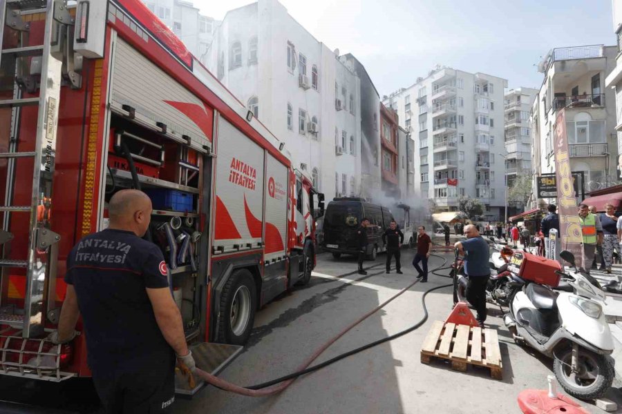 Midibüs Alev Alev Yandı, Mahalle Sakinleri Endişe İçinde İzledi