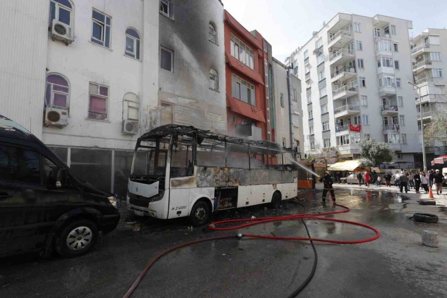 Midibüs Alev Alev Yandı, Mahalle Sakinleri Endişe İçinde İzledi