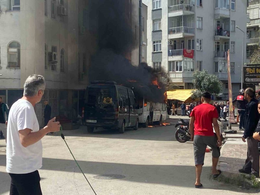 Midibüs Alev Alev Yandı, Mahalle Sakinleri Endişe İçinde İzledi