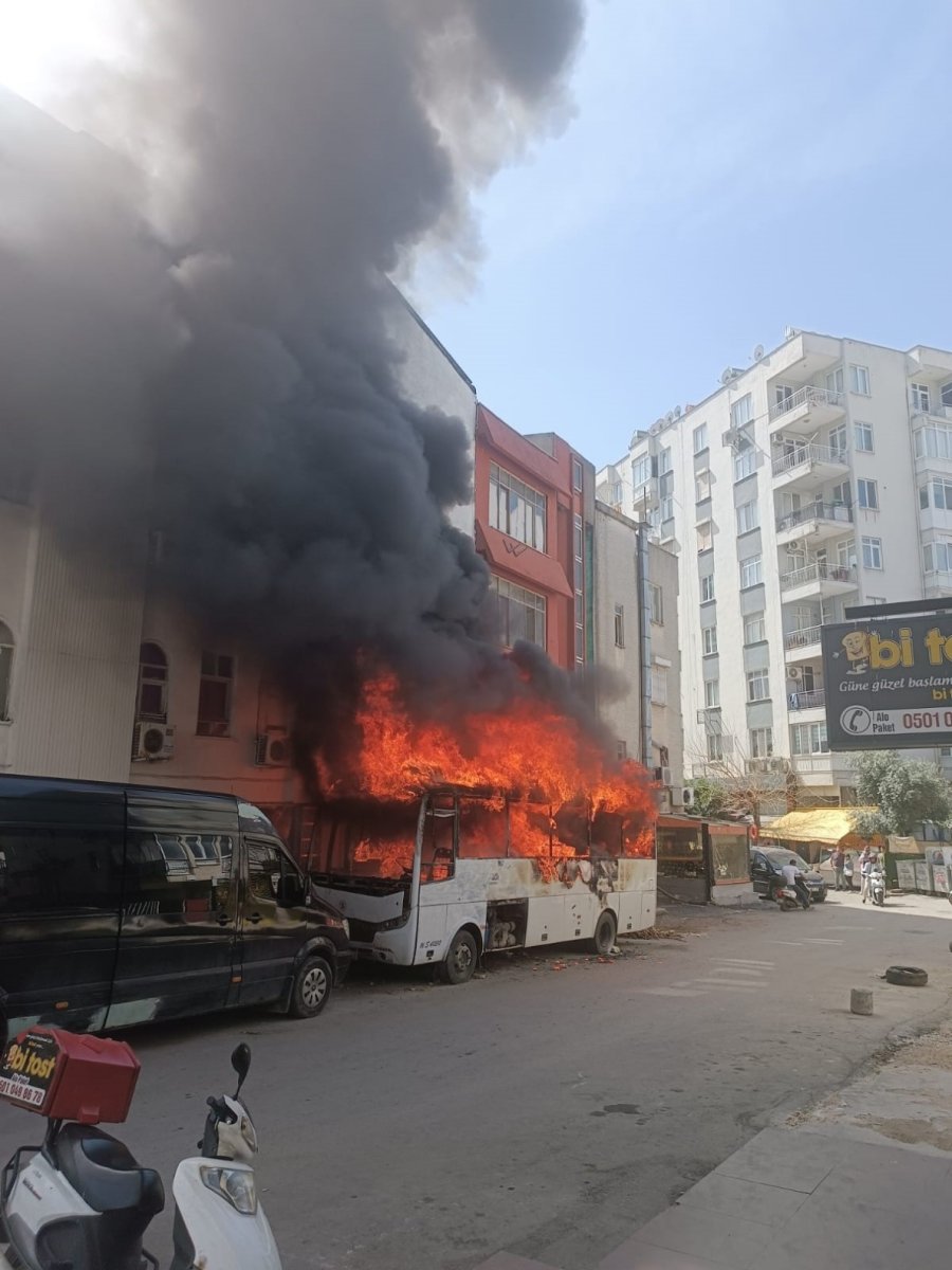 Midibüs Alev Alev Yandı, Mahalle Sakinleri Endişe İçinde İzledi