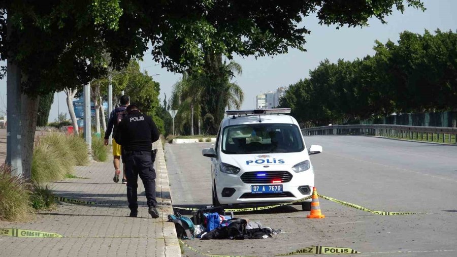 Yol Kenarına Bırakılan Valiz Ve Çantalar Polisi Alarma Geçirdi