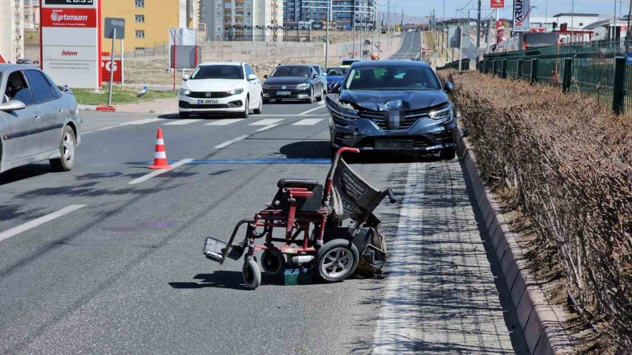 Otomobil Akülü Araca Çarptı