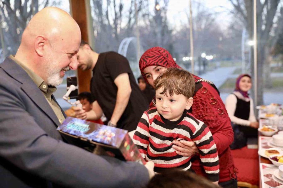 Başkan Çolakbayrakdar, İftarını Yetim Çocuklarla Yaptı