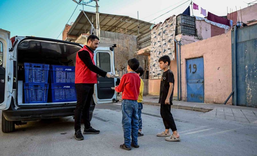 Mersin’de İftar Yemekleri, İhtiyaç Sahiplerinin Sofralarına Ulaşıyor