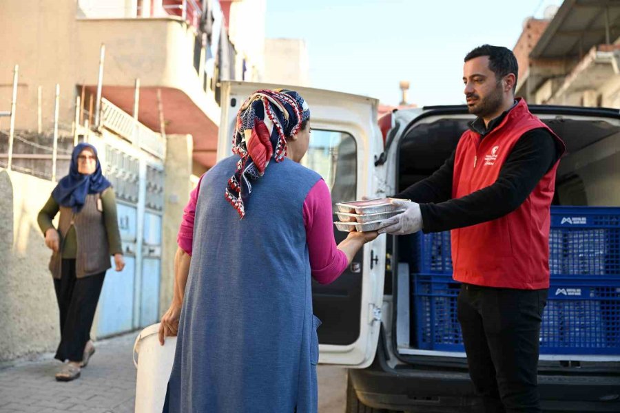 Mersin’de İftar Yemekleri, İhtiyaç Sahiplerinin Sofralarına Ulaşıyor