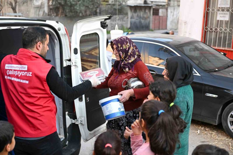 Mersin’de İftar Yemekleri, İhtiyaç Sahiplerinin Sofralarına Ulaşıyor