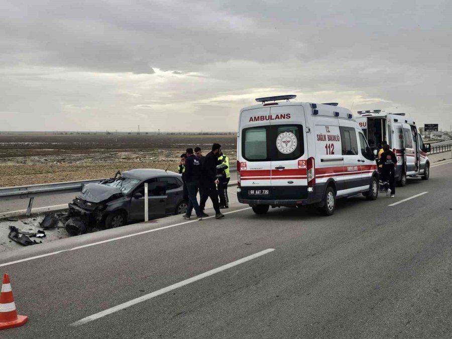 Otomobil Kamyona Arkadan Çarptı: 3 Yaralı