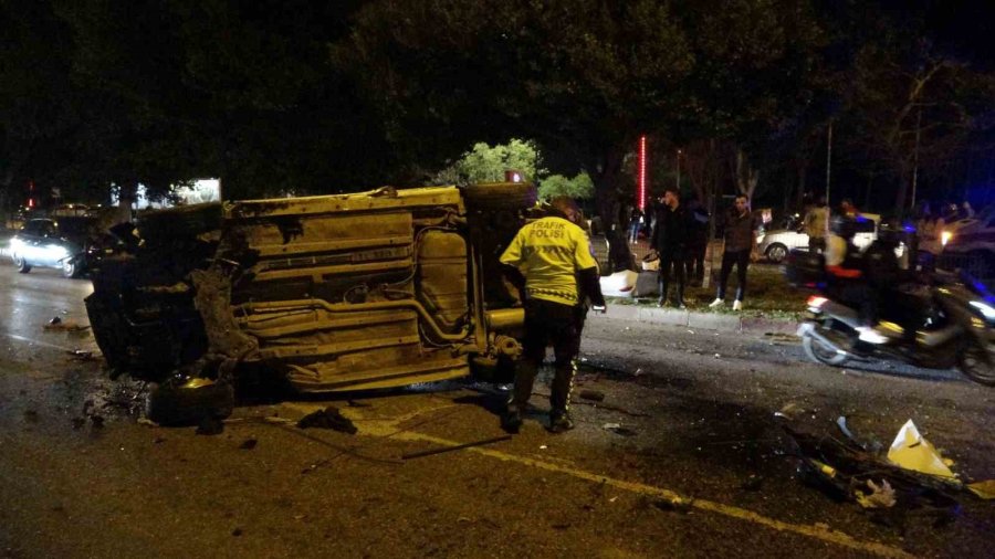 Takla Atan Otomobil Karşı Şeritten Gelen Aracın Üzerine Düştü: 3 Yaralı