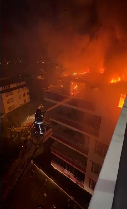 Alanya’da 5 Katlı Binanın Çatı Katında Çıkan Yangın Yürekleri Ağıza Getirdi