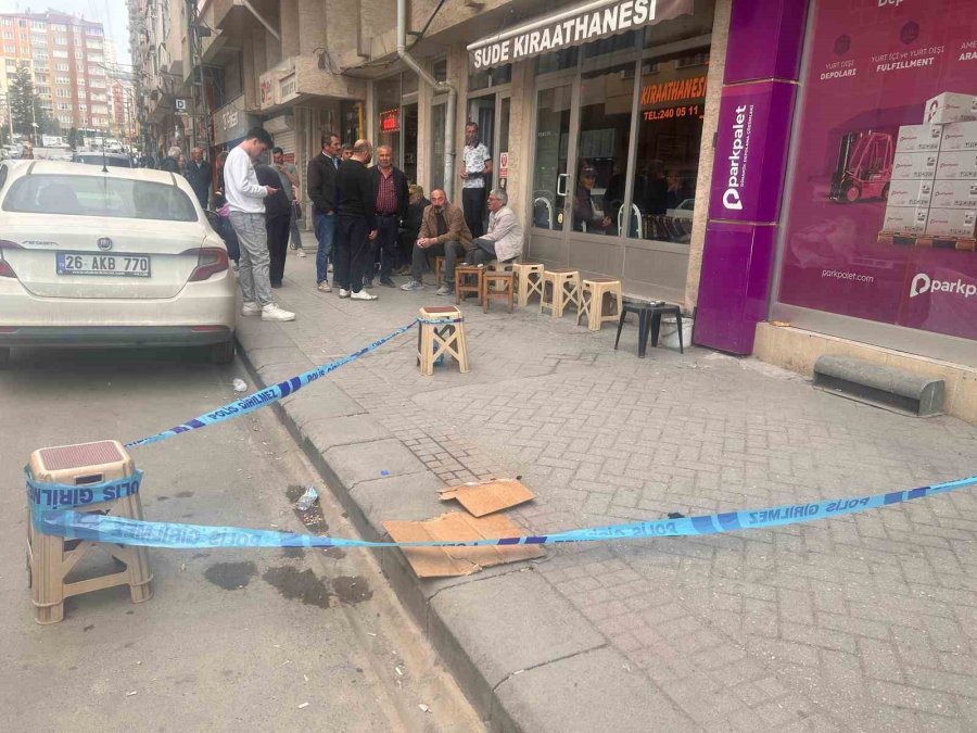 Hasmı İçin Silahına Sarıldı, Kendini Yaraladı