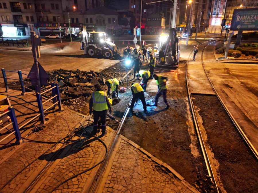 Büyükşehir’den Raylı Sistem Güzergahında Gece Boyu Bakım Çalışması