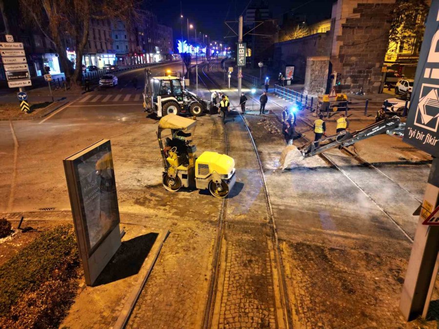 Büyükşehir’den Raylı Sistem Güzergahında Gece Boyu Bakım Çalışması