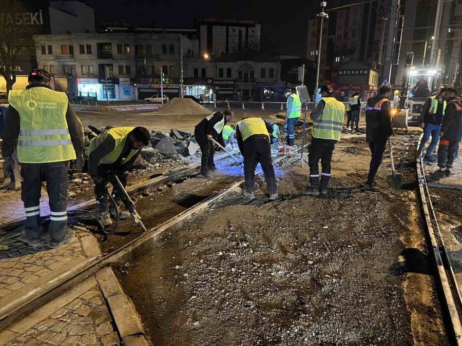 Büyükşehir’den Raylı Sistem Güzergahında Gece Boyu Bakım Çalışması