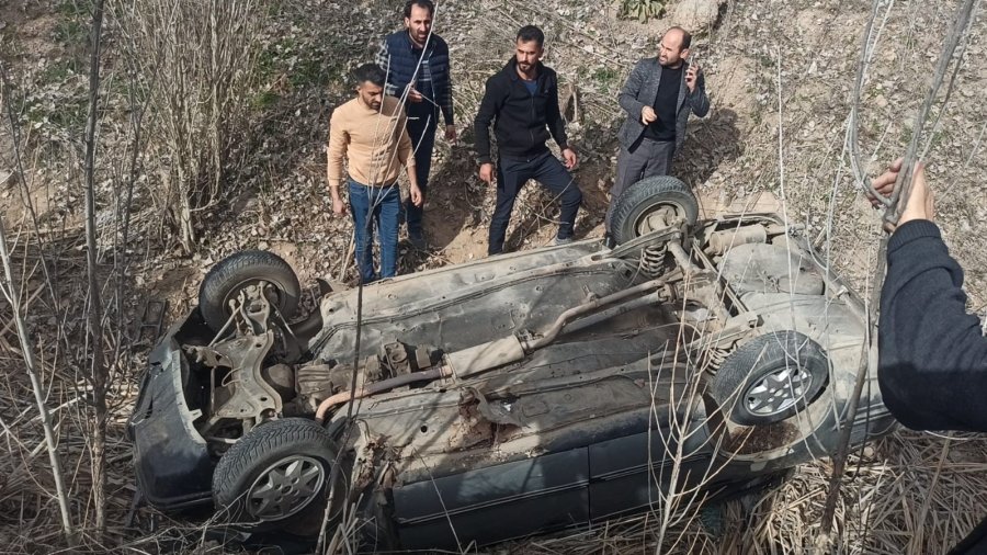 Takla Atan Aracın Altında Kalan Sürücü Yaralı Kurtuldu