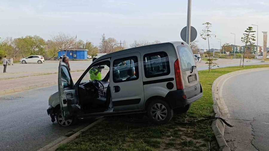 Hafif Ticari Araç Refüje Çıktı: 1 Yaralı