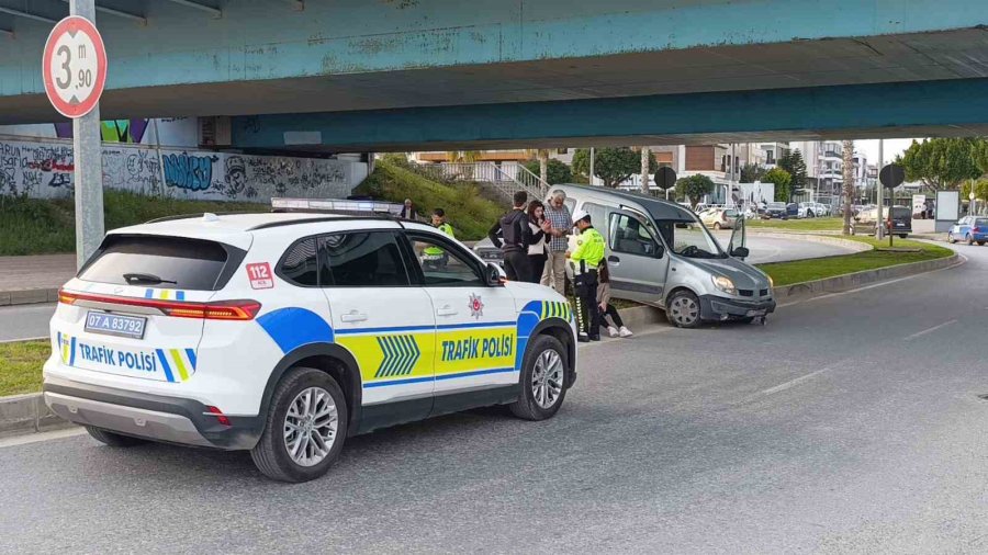 Hafif Ticari Araç Refüje Çıktı: 1 Yaralı