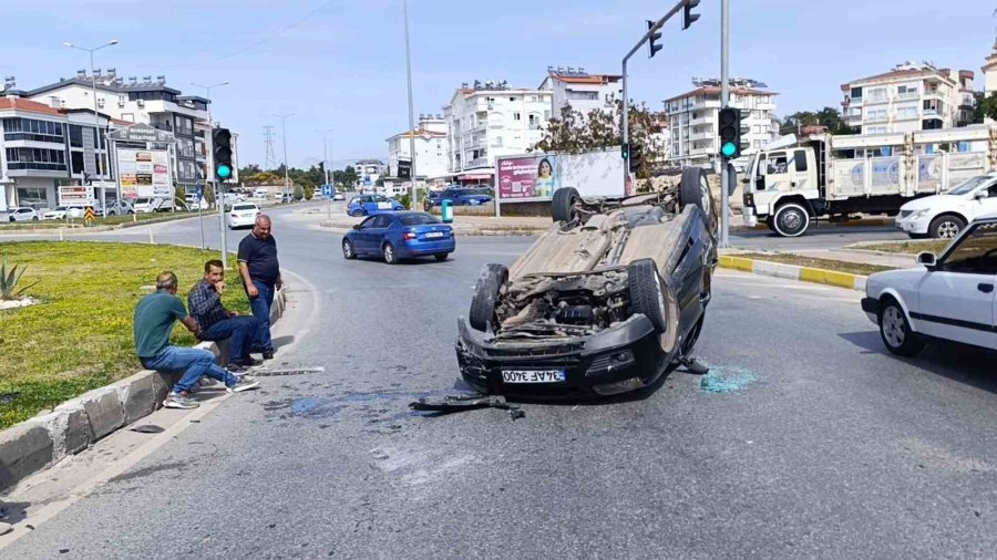 Refüj Bordürüne Çarptı, Yolun Ortasına Devrildi