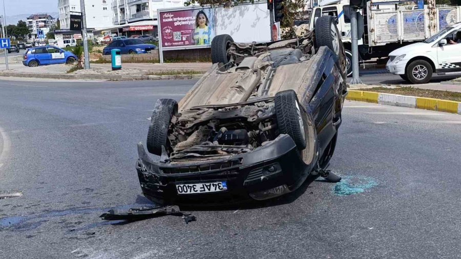 Refüj Bordürüne Çarptı, Yolun Ortasına Devrildi