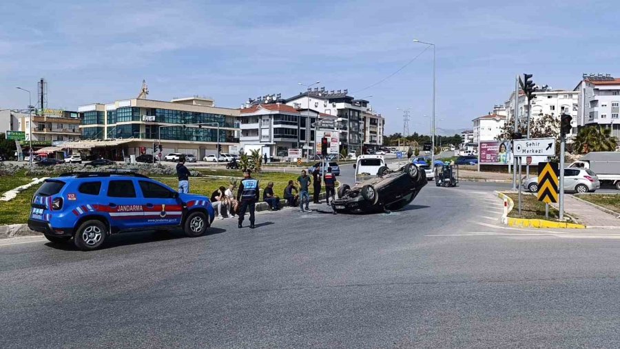 Refüj Bordürüne Çarptı, Yolun Ortasına Devrildi