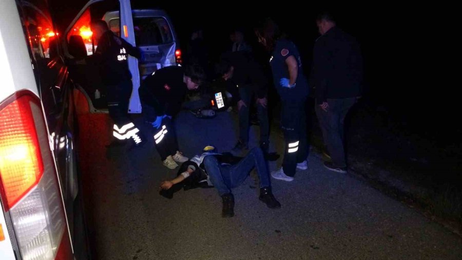 Kaza Yapan Araca Yardım İçin Durdu, Arkadan Motosiklet Çarptı: 5 Yaralı