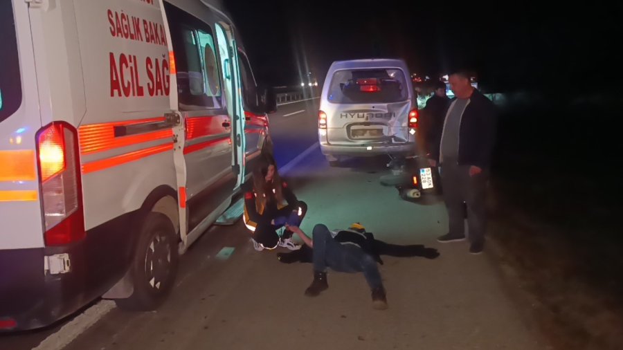 Kaza Yapan Araca Yardım İçin Durdu, Arkadan Motosiklet Çarptı: 5 Yaralı