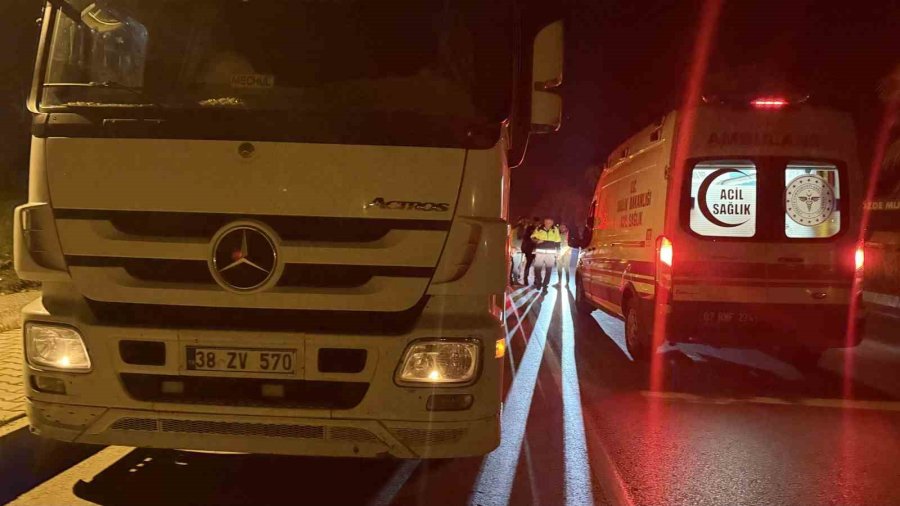 Park Halindeki Tıra Çarpan Motosikletin Sürücüsü Yaralandı