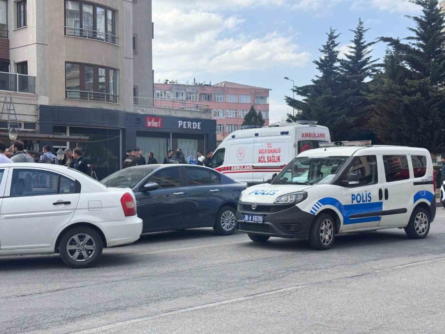 Apartman Görevlisi İle Kiracı Arasındaki Kavgada Kan Aktı: 2 Yaralı