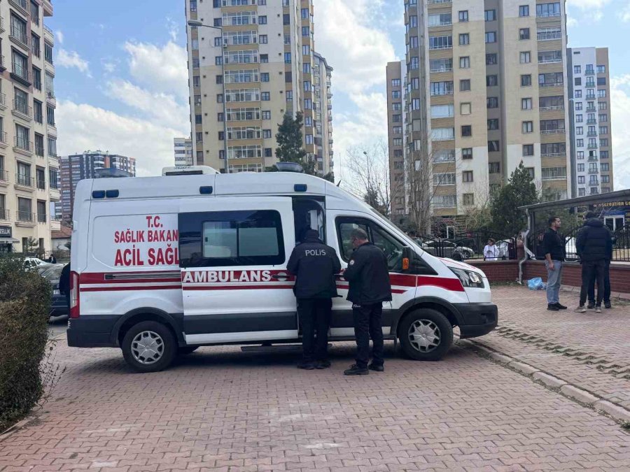 Apartman Görevlisi İle Kiracı Arasındaki Kavgada Kan Aktı: 2 Yaralı